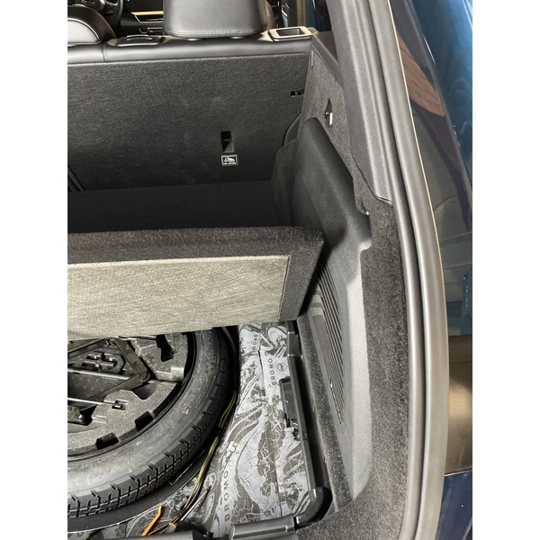 Короб Стелс Geely Monjaro (винил) правая 10" ver.2