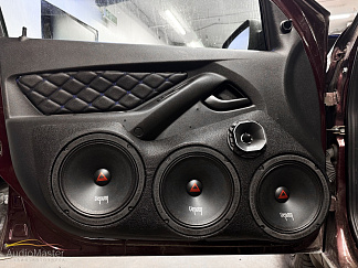 Выполнили установку громкой аудиосистемы в Lada Granta