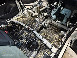 Шумоизоляция пола и колесных арок в Toyota Rav 4