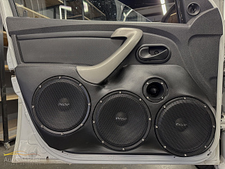 Выполнили установку громкой аудиосистемы в автомобиле Renault Logan